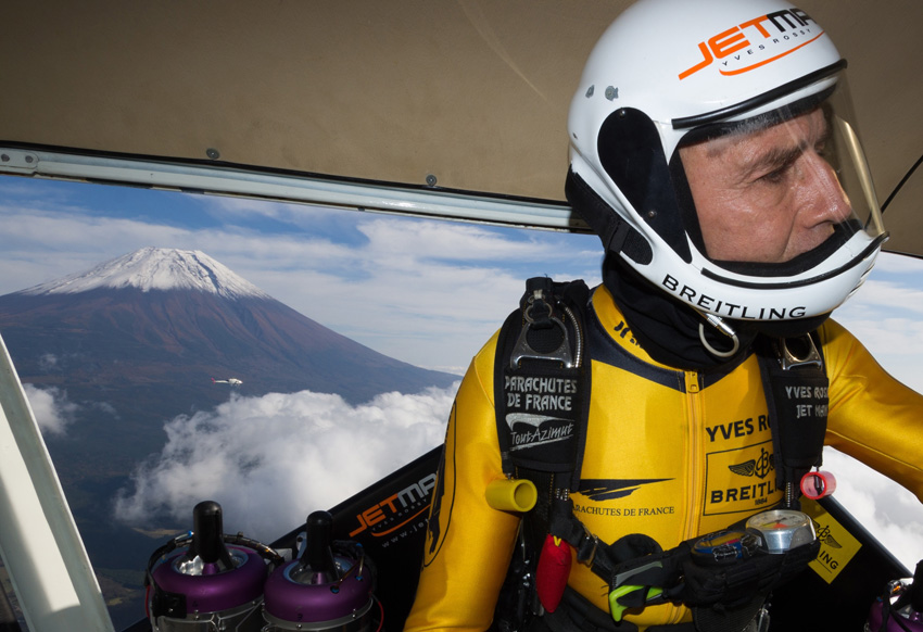 “飞人”伊夫·罗斯“飞越”日本富士山