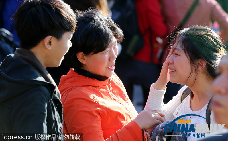 韩国高考一日奋战结束 考生如释重负喜极而泣