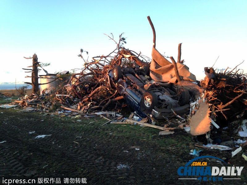 美国中西部遭龙卷风袭击 受损地区场面震撼