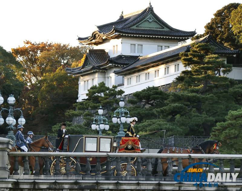 日本天皇打破传统 与美国新任驻日大使卡罗琳握手