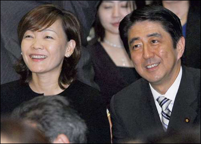 安倍社交网上贴出夫人照片 称幸福秘诀是向老婆投降