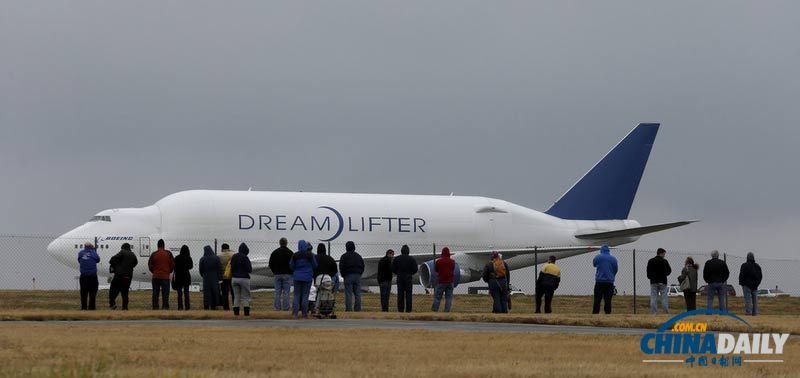 一架波音747运输机错降机场 一度被困美国堪萨斯