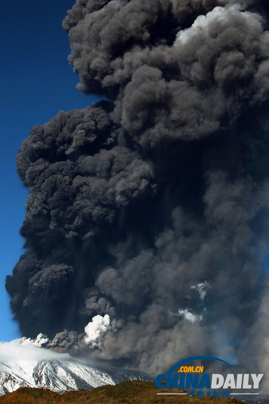 意大利火山再次喷发遮天蔽日