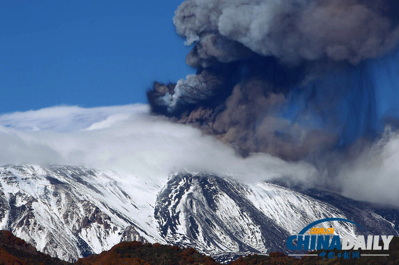 意大利火山再次喷发遮天蔽日