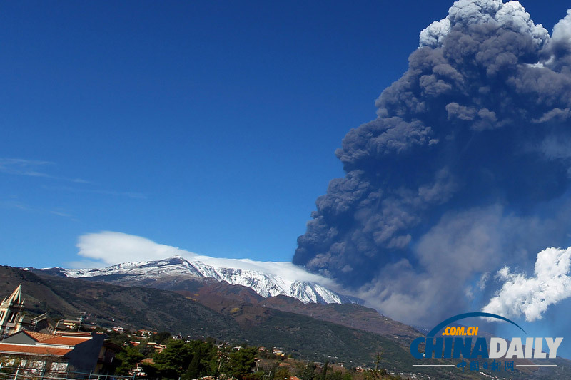 意大利火山再次喷发遮天蔽日