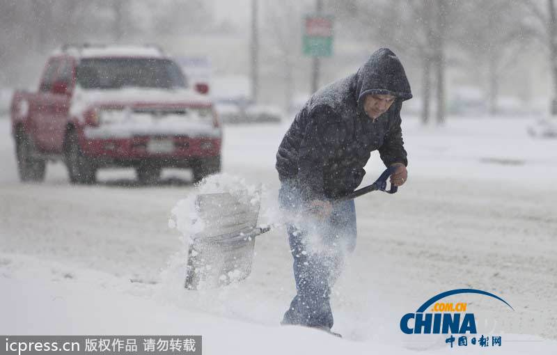 美国遭遇大雪袭击 汽车和行人出行受阻