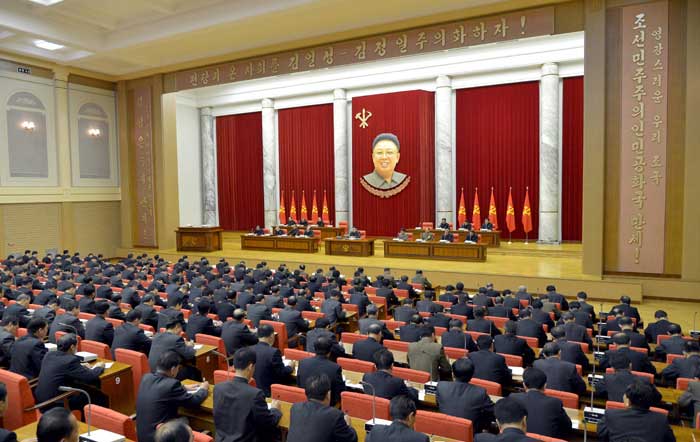 金正恩主持朝鲜劳动党中央政治局扩大会议 表情严肃