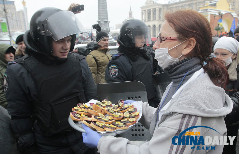 乌克兰示威活动持续 抗议者向警察送花送食物