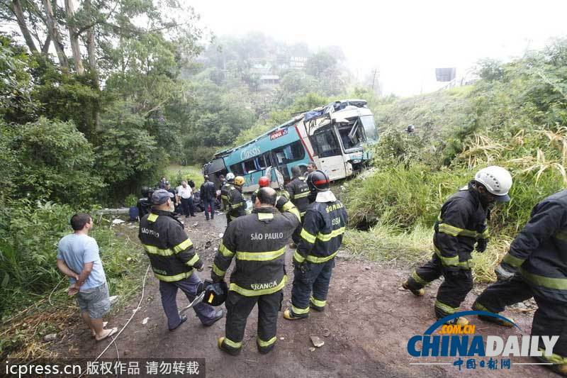 巴西一辆大巴坠入山谷至少14人死亡（图）