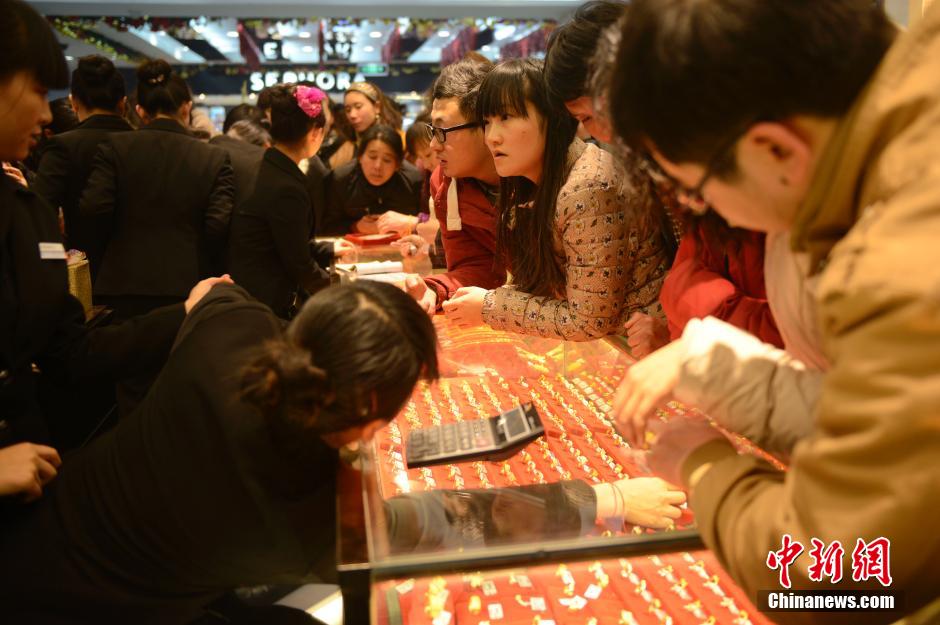 圣诞节中国多地黄金价格再降 民众蜂拥抢购