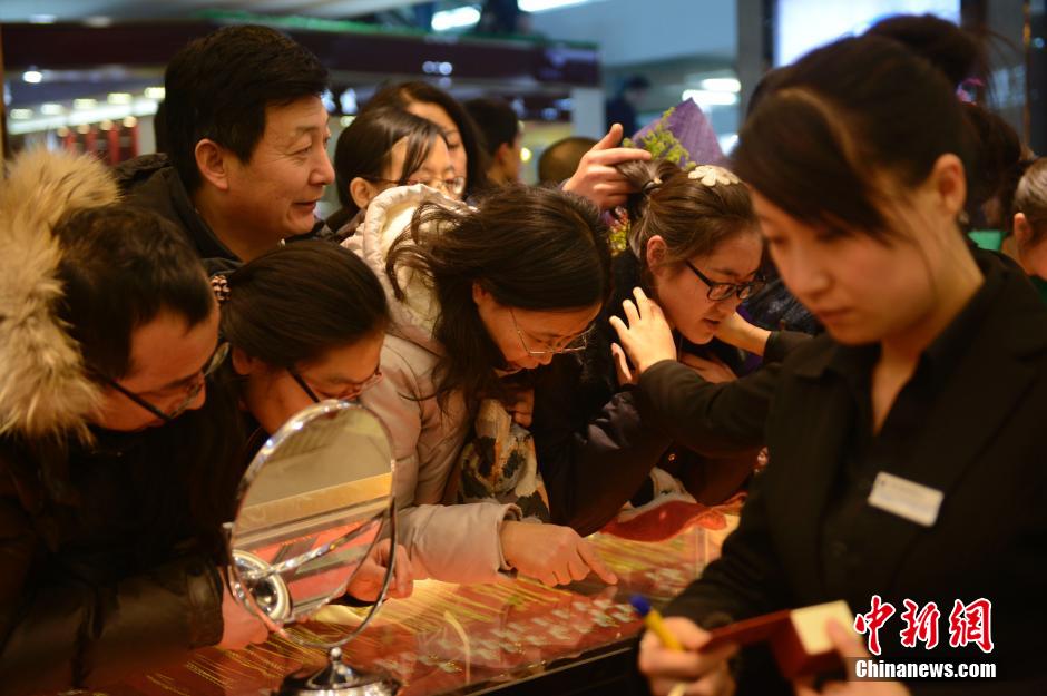 圣诞节中国多地黄金价格再降 民众蜂拥抢购