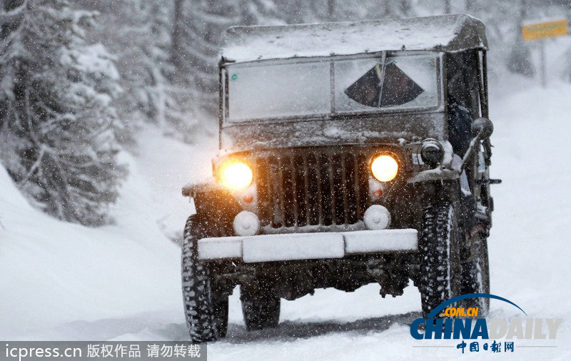 2014普拉耐经典赛开幕 百岁老爷车暴雪中前行