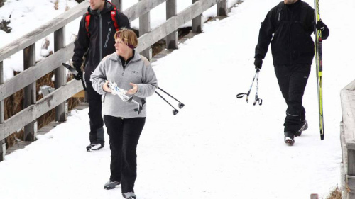 德国总理默克尔瑞士滑雪摔伤骨盆 要歇三周