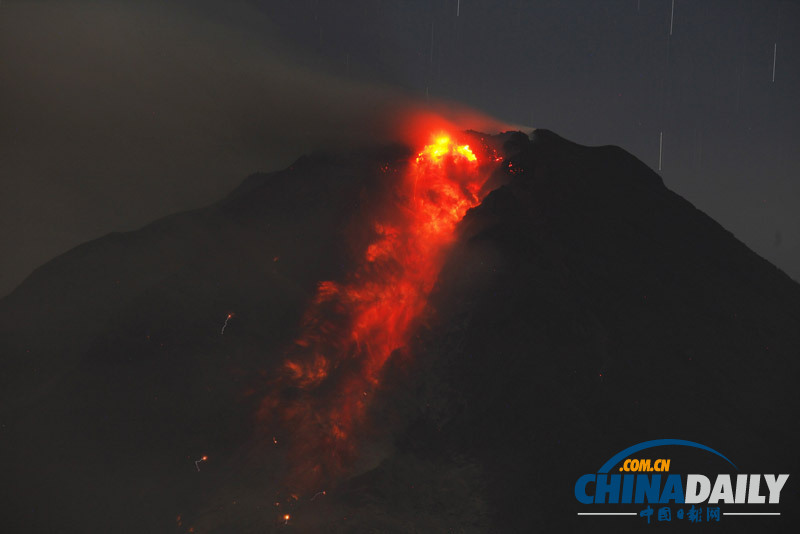 印尼火山岩浆喷涌而出 长曝光照片展现“流星雨”