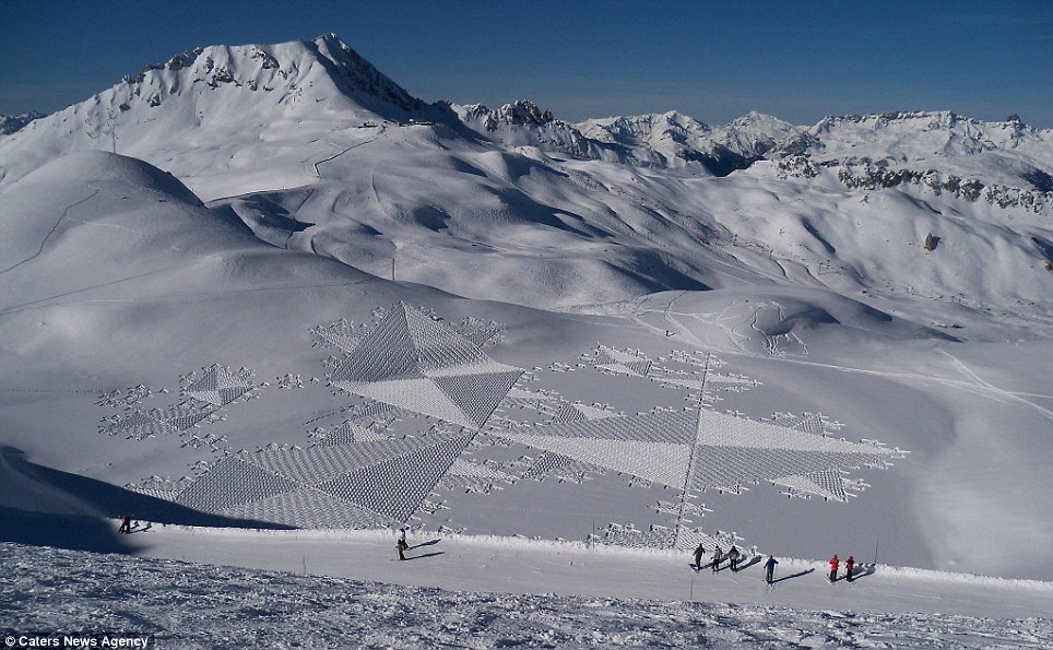 英国艺术家仅用指南针 在雪地上走出叹为观止作品