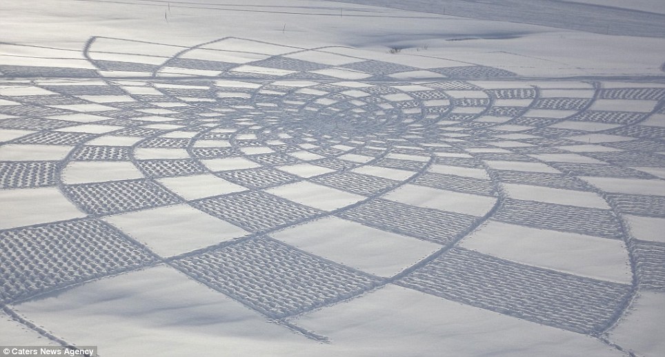 英国艺术家仅用指南针 在雪地上走出叹为观止作品