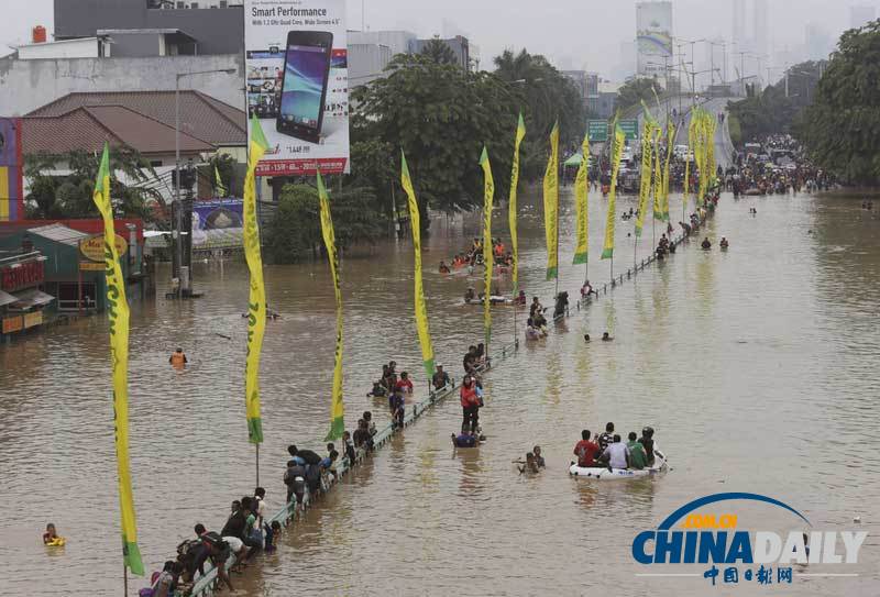 印尼首都被洪水淹没 民众纷纷涉水出逃