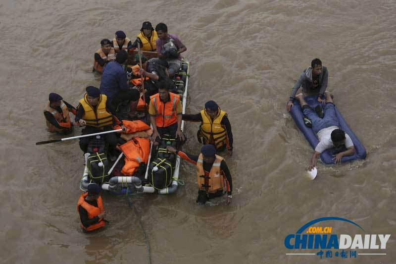 印尼首都被洪水淹没 民众纷纷涉水出逃