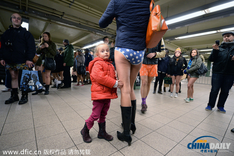 外国男女地铁内宽衣解带庆祝“无裤日” 遭偷拍