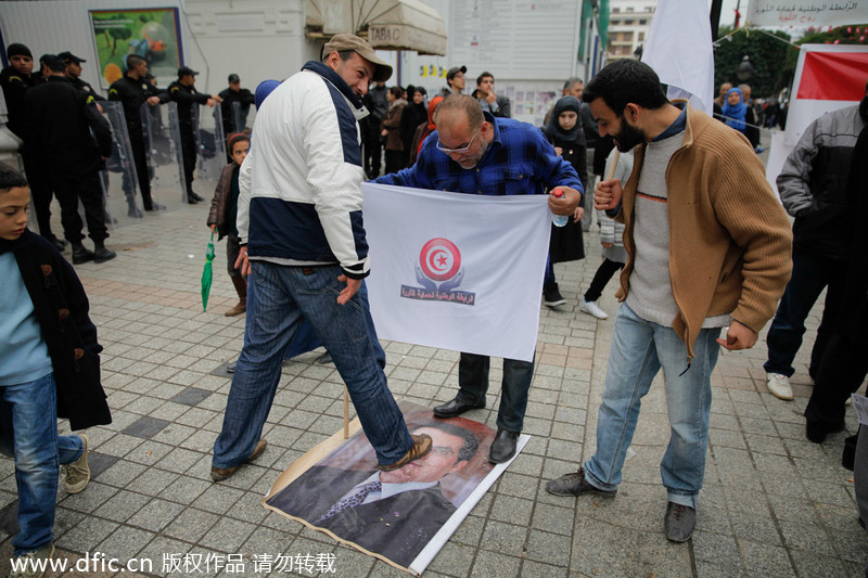 突尼斯“茉莉花”革命三周年 民众踩踏前总统画像庆祝