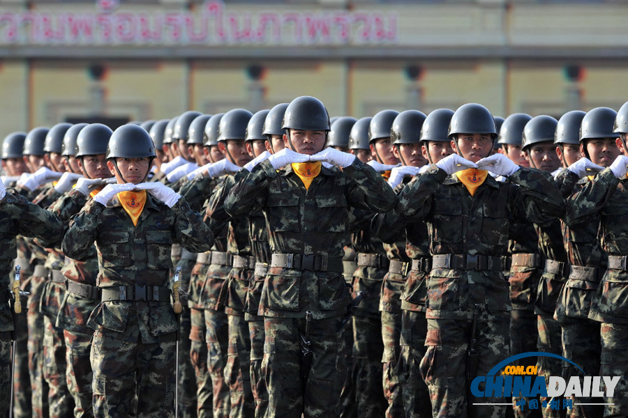 泰国举行阅兵式庆祝“建军节”