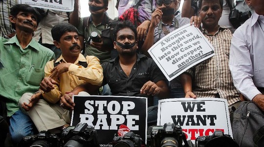 印度再发轮奸案 女子等车时被拖入车遭6人轮奸