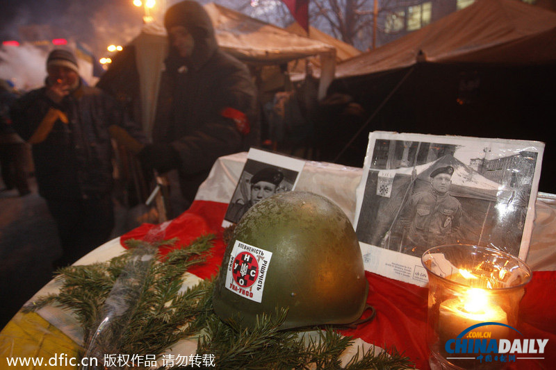 乌克兰冲突持续街道如战场 民众点蜡烛纪念被打死者