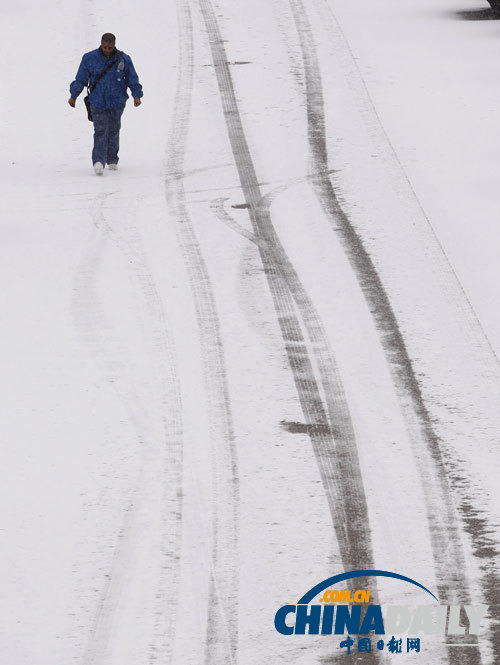 美遭罕见大雪袭击五州进入紧急状态 游客借喷泉暖手