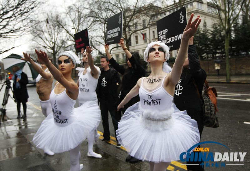 英国舞者于俄领馆前跳芭蕾 抗议普京限制同性恋
