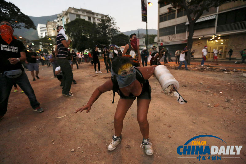 委内瑞拉示威者与防暴警察冲突 焚烧马杜罗假人