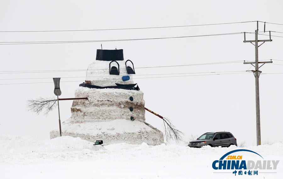 美国农民堆出15米高雪人 引游客驻足留念