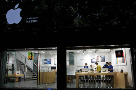 Charges of fakery hardly dent 'Apple' store's sales