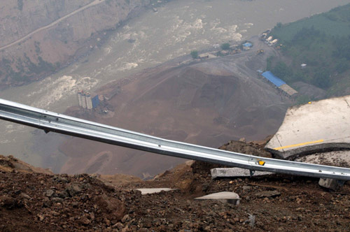 Highway to Wenchuan blocked after landslide