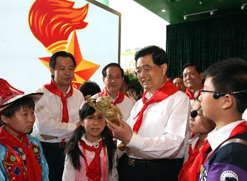 President Hu urges all-round development for children