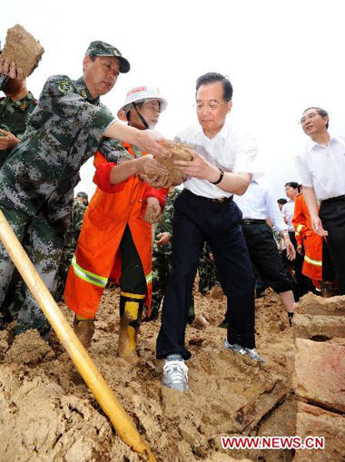 Premier Wen urged more efforts to fight floods