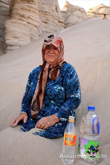 Hot sand treatment popular in Xinjiang