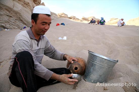 Hot sand treatment popular in Xinjiang