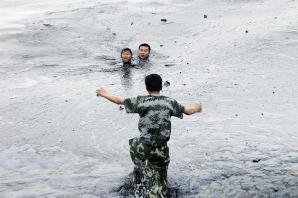 Worker drowns during oil spill clean-up in Dalian