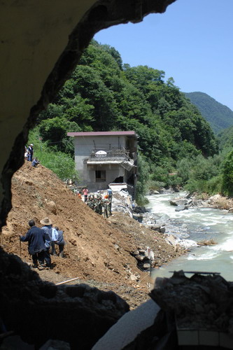 2 landslides leave 10 dead,44 missing in Shaanxi 