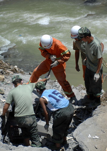 2 landslides leave 10 dead,44 missing in Shaanxi 