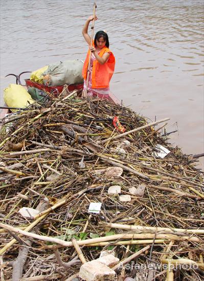Floating garbage drifts to Three Gorges Reservoir