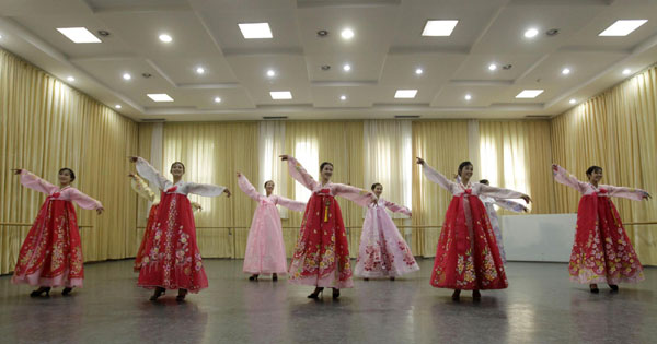 DPRK art troupe call at China