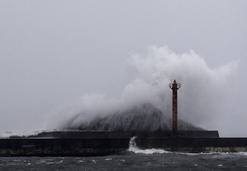 Typhoon injures 45 in Taiwan, heads to mainland