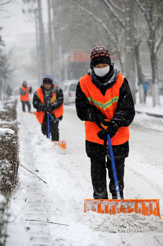 Snow-hit travel resumes in NE China