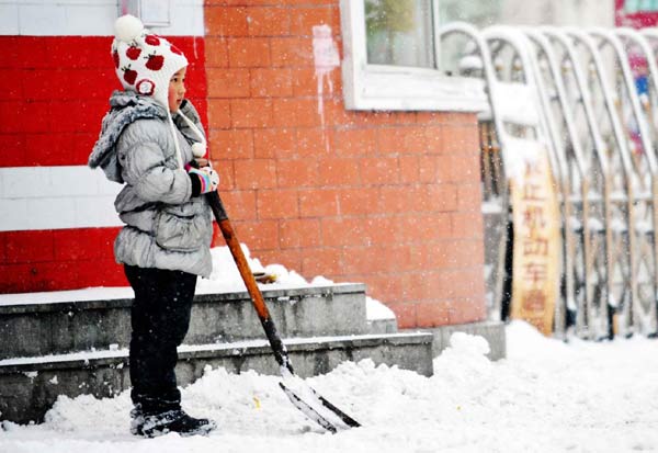 Snow-hit travel resumes in NE China