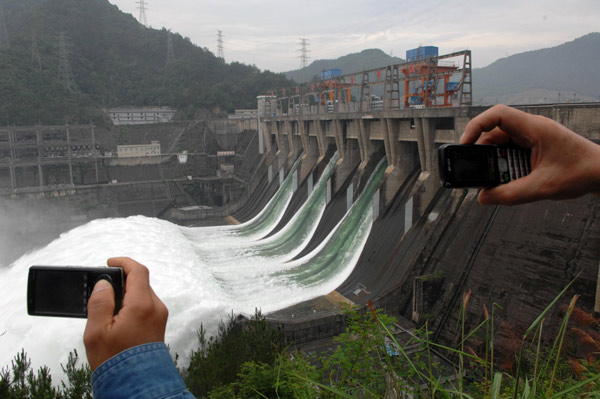 Swelling reservoir lets flood water go