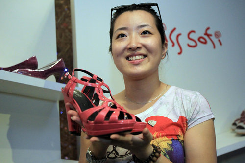 400,000th visitor to Taiwan Pavilion gets shoe windfall