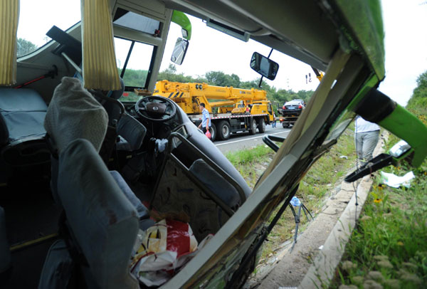 Mainland bus crash kills 4 Taiwan tourists