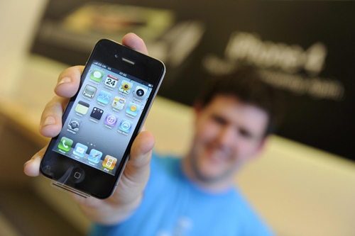 Apple's iPhone 4 makes stellar world debut