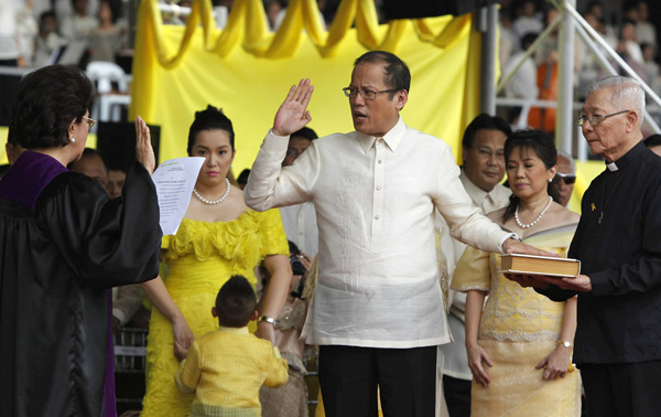 Aquino takes oath, swears to fight graft